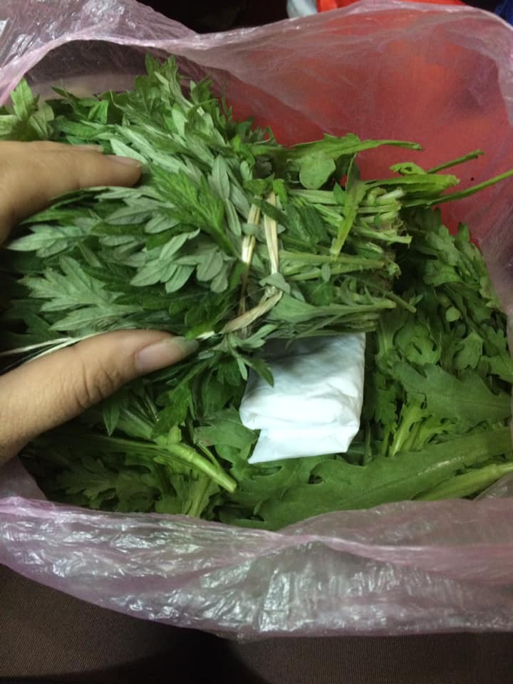 Tờ 200k gói trong bó rau từ quê gửi lên cho con gái cùng câu chuyện cảm động về tình mẹ