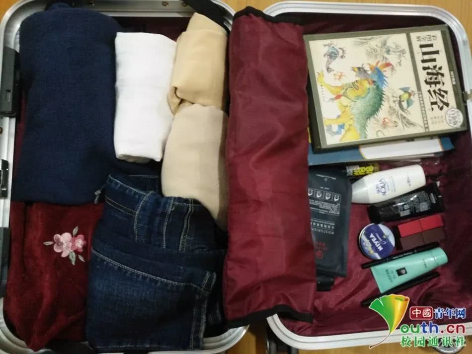 Chết cười với vali về quê của sinh viên: Mang một đống sách vở về học vì ngại đi chơi