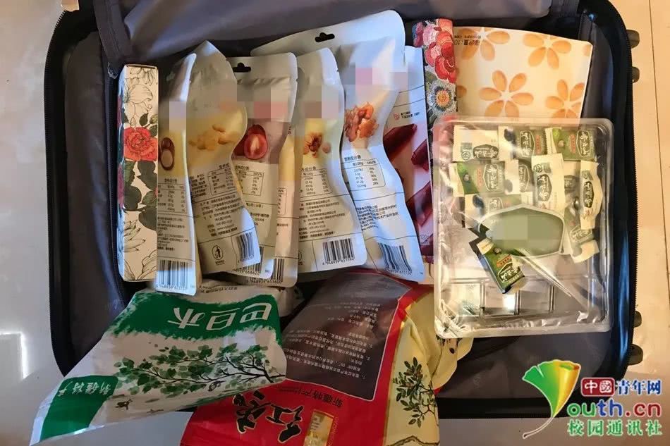 Chết cười với vali về quê của sinh viên: Mang một đống sách vở về học vì ngại đi chơi