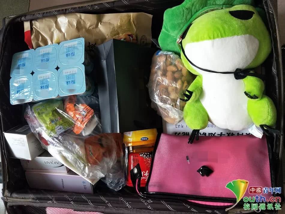 Chết cười với vali về quê của sinh viên: Mang một đống sách vở về học vì ngại đi chơi