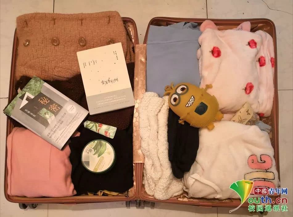 Chết cười với vali về quê của sinh viên: Mang một đống sách vở về học vì ngại đi chơi