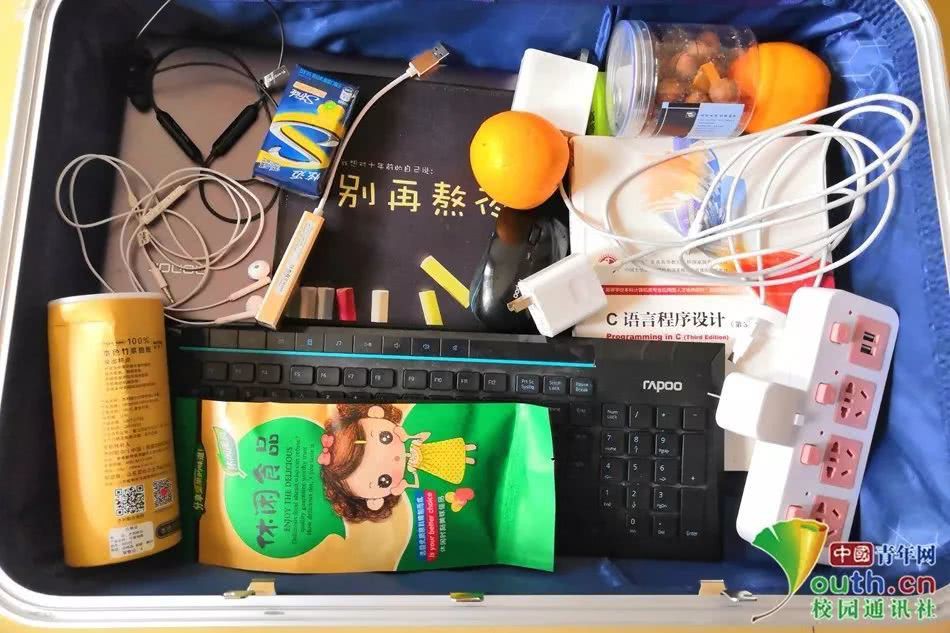 Chết cười với vali về quê của sinh viên: Mang một đống sách vở về học vì ngại đi chơi