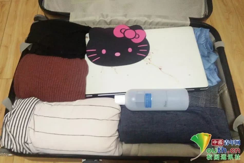 Chết cười với vali về quê của sinh viên: Mang một đống sách vở về học vì ngại đi chơi