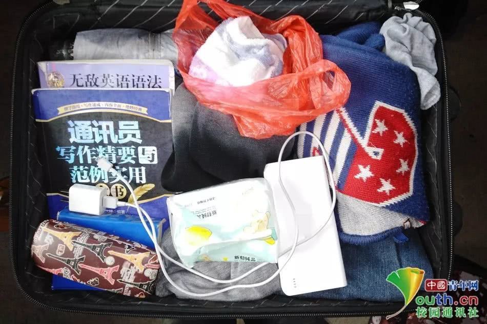 Chết cười với vali về quê của sinh viên: Mang một đống sách vở về học vì ngại đi chơi