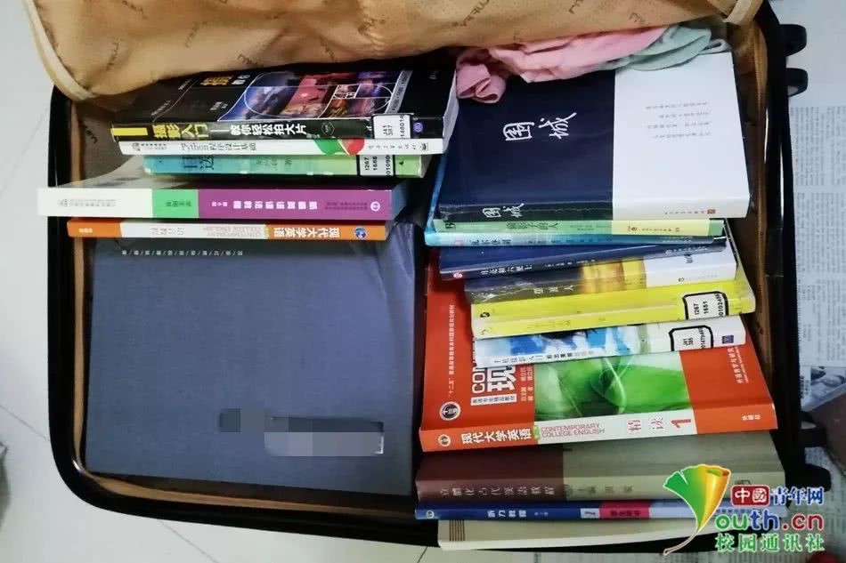 Chết cười với vali về quê của sinh viên: Mang một đống sách vở về học vì ngại đi chơi