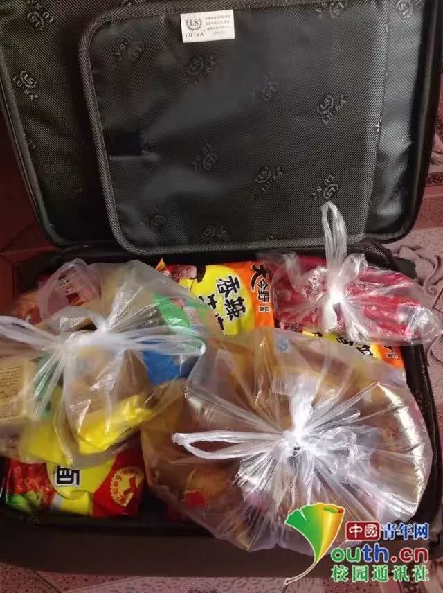 Chết cười với vali về quê của sinh viên: Mang một đống sách vở về học vì ngại đi chơi