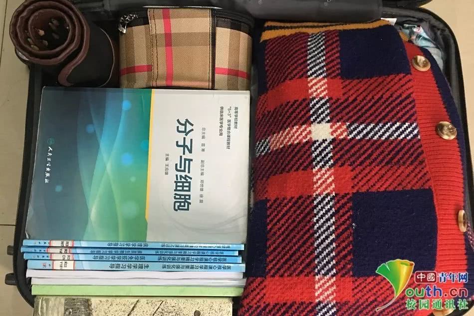 Chết cười với vali về quê của sinh viên: Mang một đống sách vở về học vì ngại đi chơi