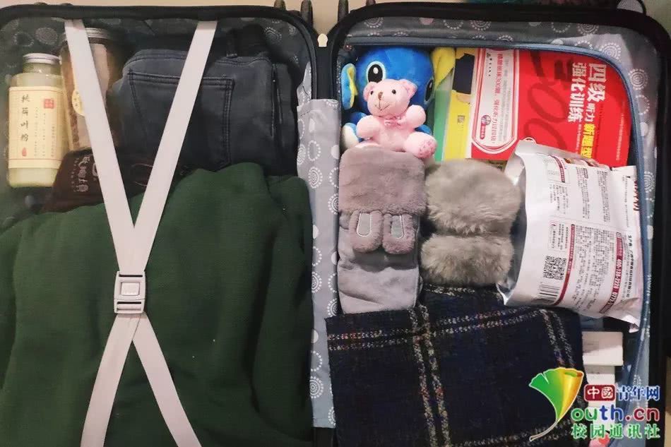 Chết cười với vali về quê của sinh viên: Mang một đống sách vở về học vì ngại đi chơi