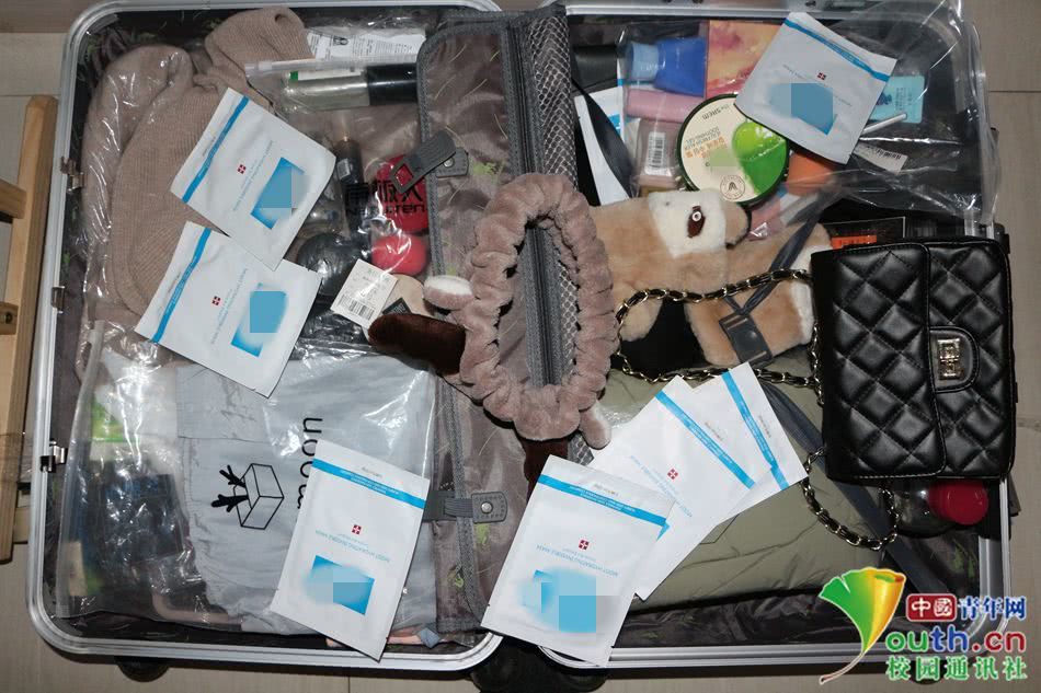 Chết cười với vali về quê của sinh viên: Mang một đống sách vở về học vì ngại đi chơi