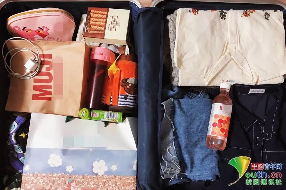 Chết cười với vali về quê của sinh viên: Mang một đống sách vở về học vì ngại đi chơi