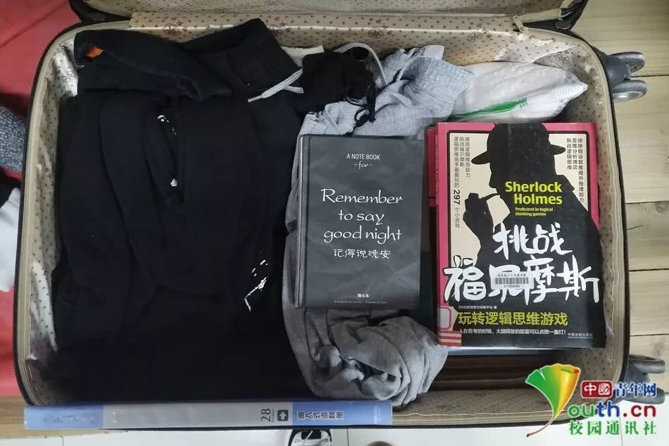 Chết cười với vali về quê của sinh viên: Mang một đống sách vở về học vì ngại đi chơi