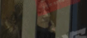 Không phải bị ép buộc, chính Triệu Vy chủ động mời gọi đạo diễn hôn vào má, tạo nên hình ảnh tranh cãi?