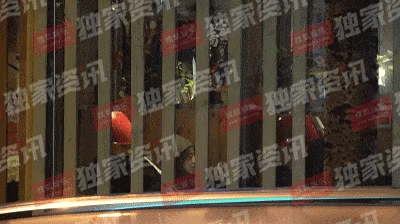 Không phải bị ép buộc, chính Triệu Vy chủ động mời gọi đạo diễn hôn vào má, tạo nên hình ảnh tranh cãi?