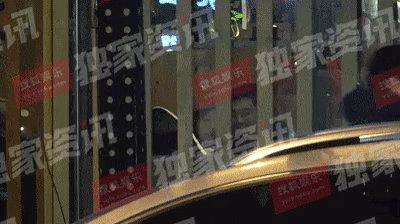 Không phải bị ép buộc, chính Triệu Vy chủ động mời gọi đạo diễn hôn vào má, tạo nên hình ảnh tranh cãi?