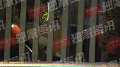 Không phải bị ép buộc, chính Triệu Vy chủ động mời gọi đạo diễn hôn vào má, tạo nên hình ảnh tranh cãi?