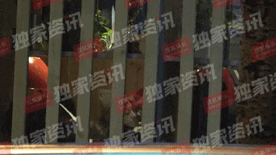 Không phải bị ép buộc, chính Triệu Vy chủ động mời gọi đạo diễn hôn vào má, tạo nên hình ảnh tranh cãi?