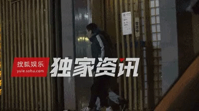 Không phải bị ép buộc, chính Triệu Vy chủ động mời gọi đạo diễn hôn vào má, tạo nên hình ảnh tranh cãi?