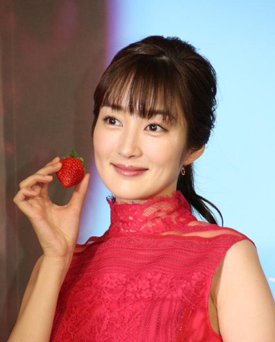 Takanashi Rin - vợ xinh đẹp của hậu vệ tuyển Nhật Bản