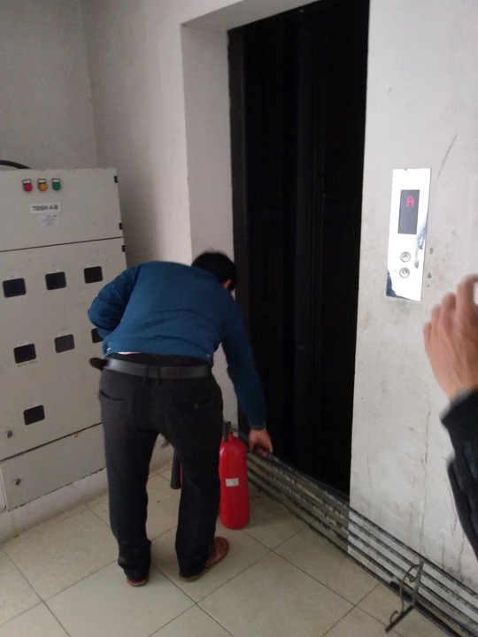 Suýt bước vào thang máy không có... cabin