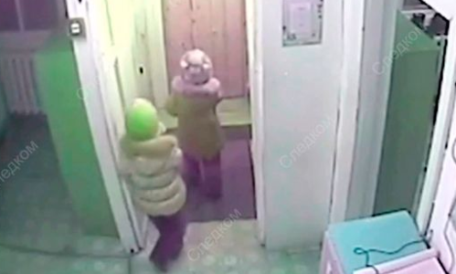 Hai bé 5 tuổi trốn nhà trẻ dưới trời âm 45 độ C