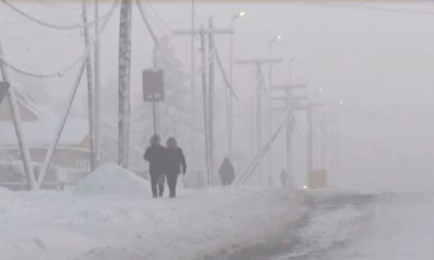 Hai bé 5 tuổi trốn nhà trẻ dưới trời âm 45 độ C