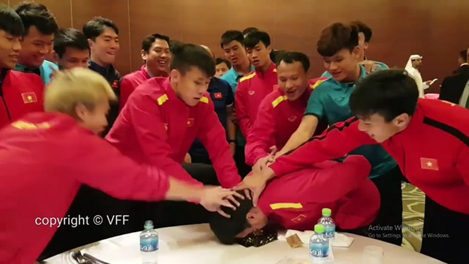 Dù không ra sân, nhà vua Đức Huy vẫn được người hâm mộ chú ý