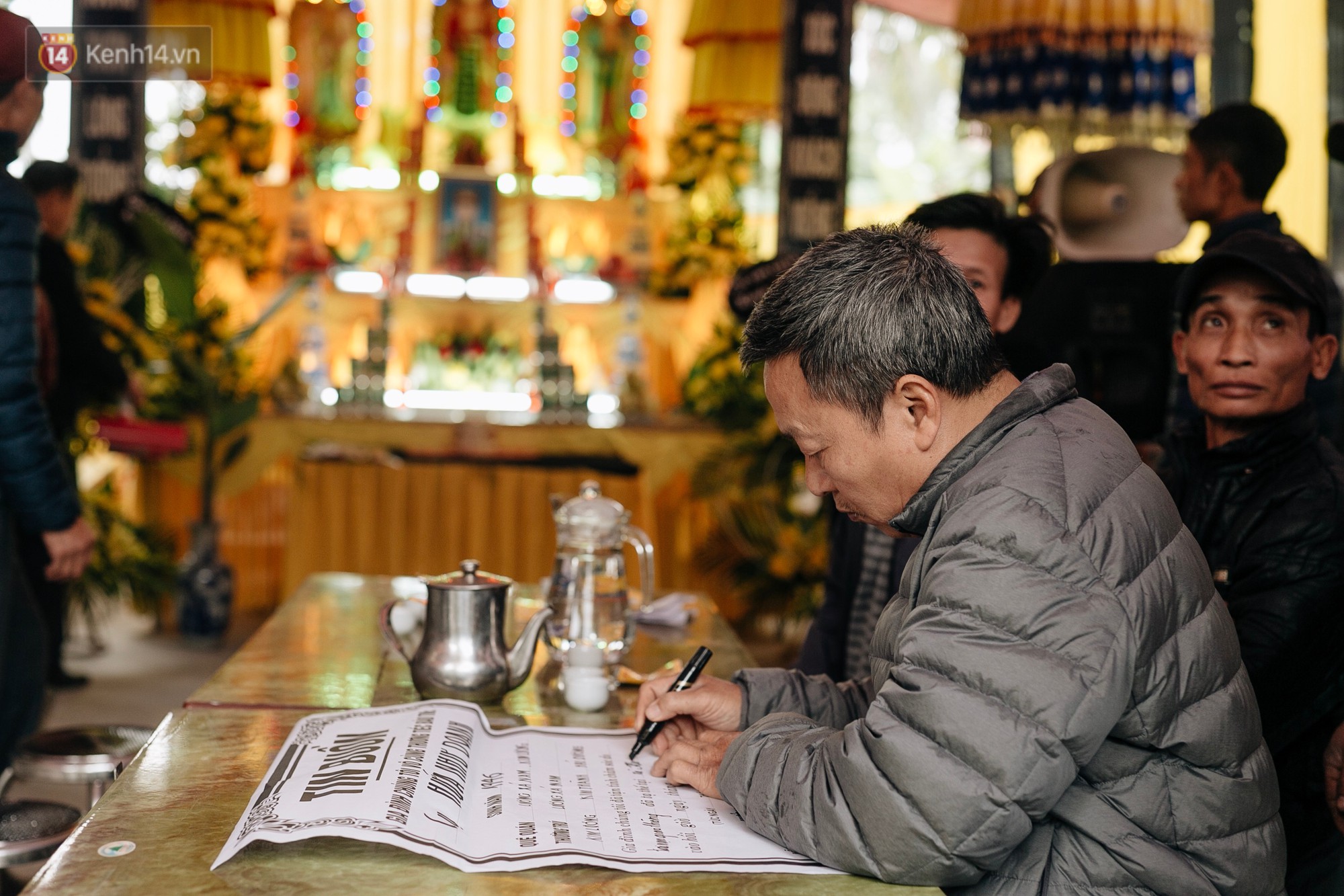 Vụ tai nạn thảm khốc ở Hải Dương: Rợp đỏ vòng hoa đưa tiễn, con gái chứng kiến sự việc không ngờ trong số nạn nhân có cha mình