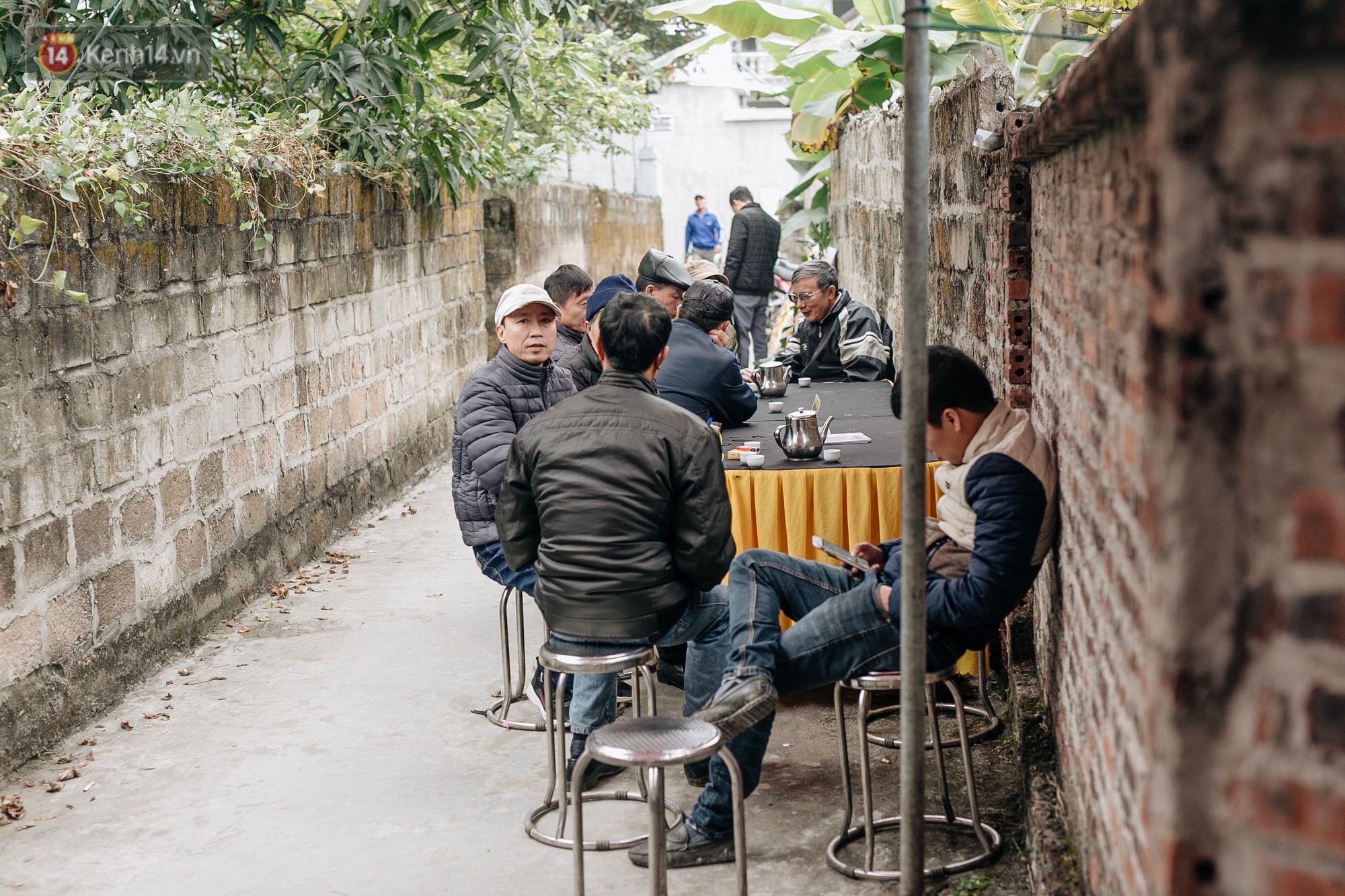 Vụ tai nạn thảm khốc ở Hải Dương: Rợp đỏ vòng hoa đưa tiễn, con gái chứng kiến sự việc không ngờ trong số nạn nhân có cha mình