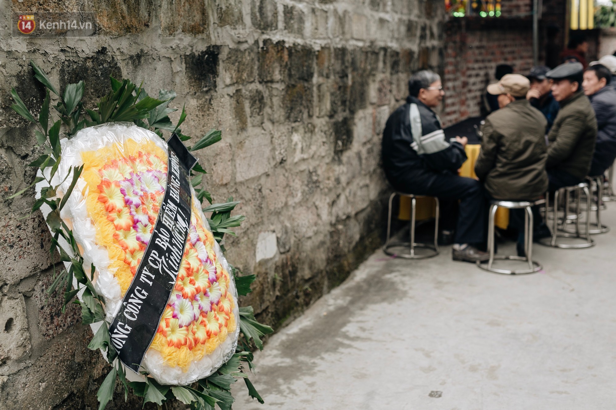 Vụ tai nạn thảm khốc ở Hải Dương: Rợp đỏ vòng hoa đưa tiễn, con gái chứng kiến sự việc không ngờ trong số nạn nhân có cha mình