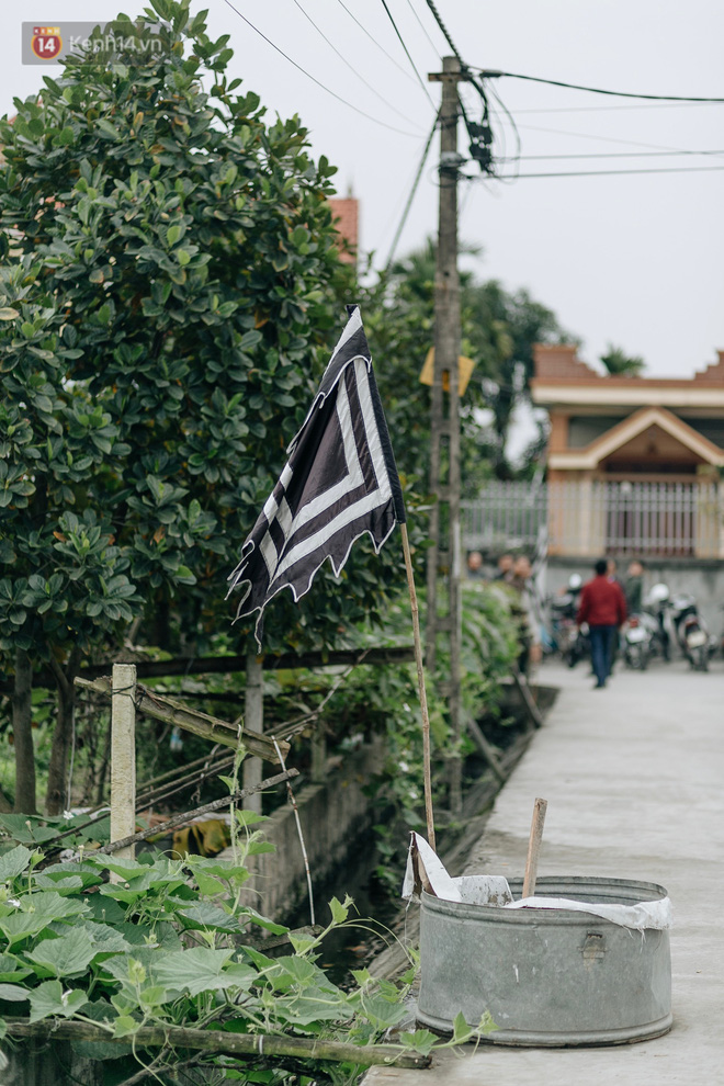 Vụ tai nạn thảm khốc ở Hải Dương: Rợp đỏ vòng hoa đưa tiễn, con gái chứng kiến sự việc không ngờ trong số nạn nhân có cha mình