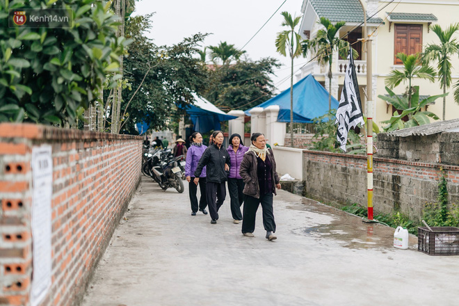 Vụ tai nạn thảm khốc ở Hải Dương: Rợp đỏ vòng hoa đưa tiễn, con gái chứng kiến sự việc không ngờ trong số nạn nhân có cha mình