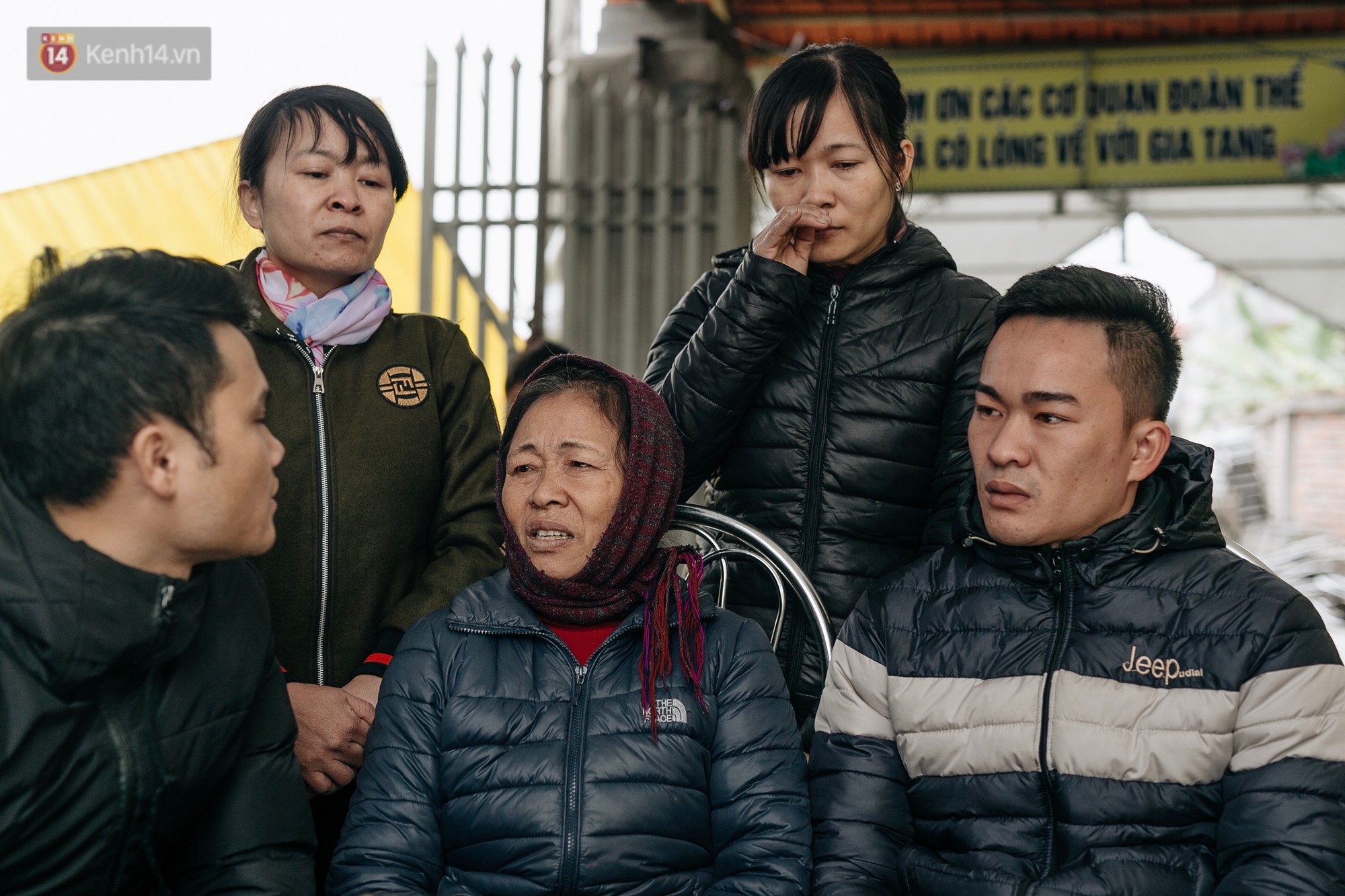 Vụ tai nạn thảm khốc ở Hải Dương: Rợp đỏ vòng hoa đưa tiễn, con gái chứng kiến sự việc không ngờ trong số nạn nhân có cha mình