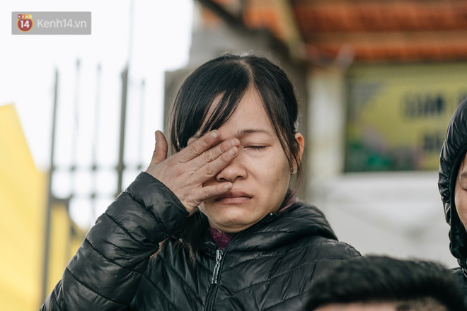 Vụ tai nạn thảm khốc ở Hải Dương: Rợp đỏ vòng hoa đưa tiễn, con gái chứng kiến sự việc không ngờ trong số nạn nhân có cha mình