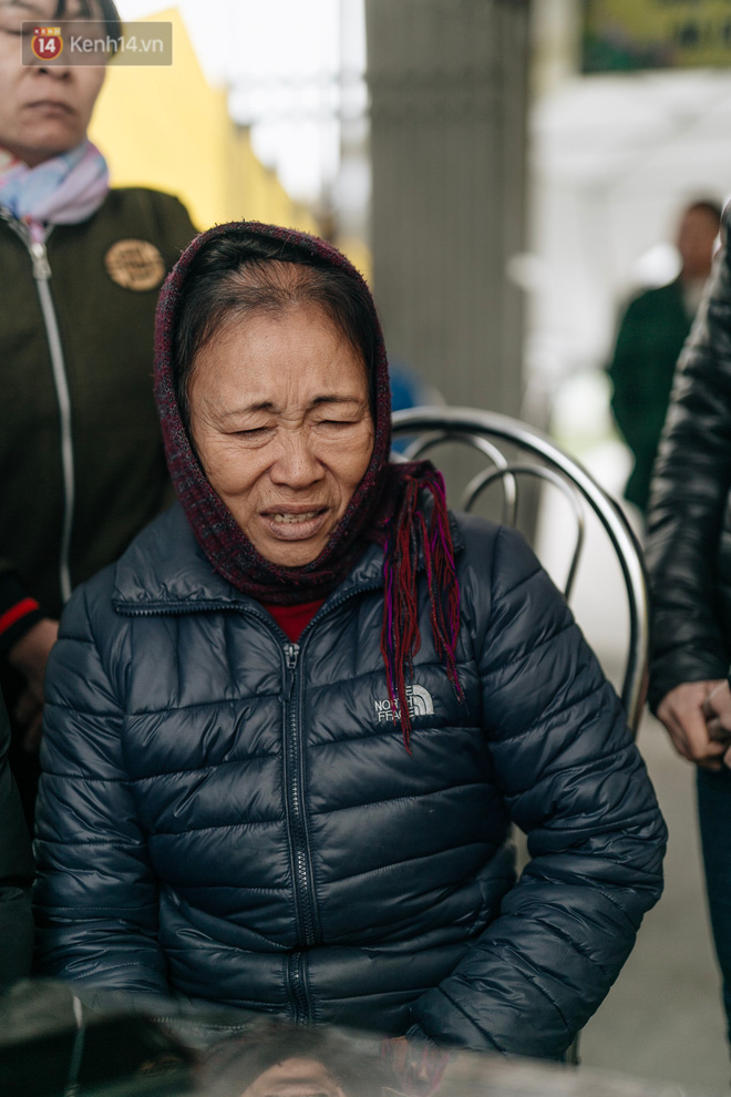 Vụ tai nạn thảm khốc ở Hải Dương: Rợp đỏ vòng hoa đưa tiễn, con gái chứng kiến sự việc không ngờ trong số nạn nhân có cha mình