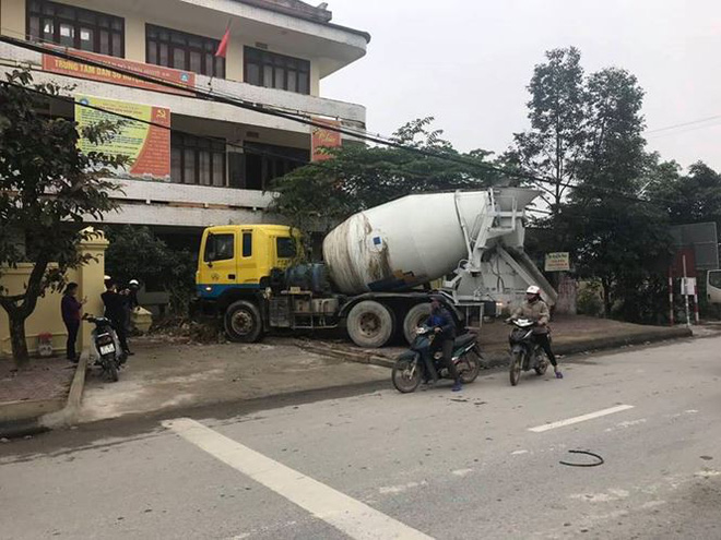 Xe bồn mất lái khi dừng đèn đỏ, tông bay cổng Trung tâm Kế hoạch hóa gia đình