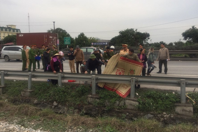 Con mới mua cho ba cái áo, ba ướm thử chứ đã mặc đâu, sao ba đã đi như thế