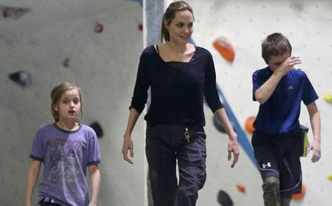 Suy nghĩ thực sự của Angelina Jolie khi nghe tin đồn Brad Pitt hẹn hò Charlize Theron Suy nghĩ thực sự của Angelina Jolie khi nghe tin đồn Brad Pitt hẹn hò Charlize Theron