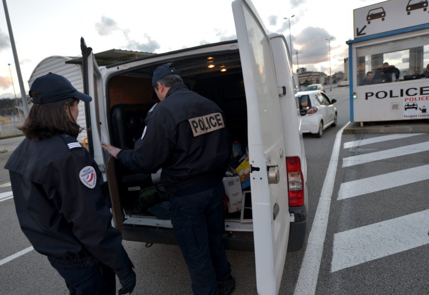 Pháp bắt giữ xe tải chở 10 người Việt Nam nhập cư trái phép vào Anh