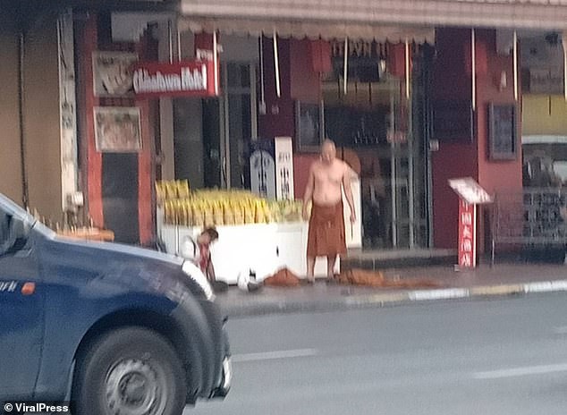 Thái Lan: Nhà sư đâm trọng thương người bán hàng rong để chứng minh bùa bảo vệ của anh ta vô tác dụng