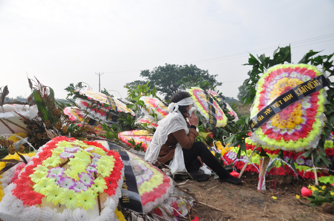 Vụ 8 cán bộ xã tử vong: Đắp mộ người này chưa xong phải chạy tắt đồng đưa người khác