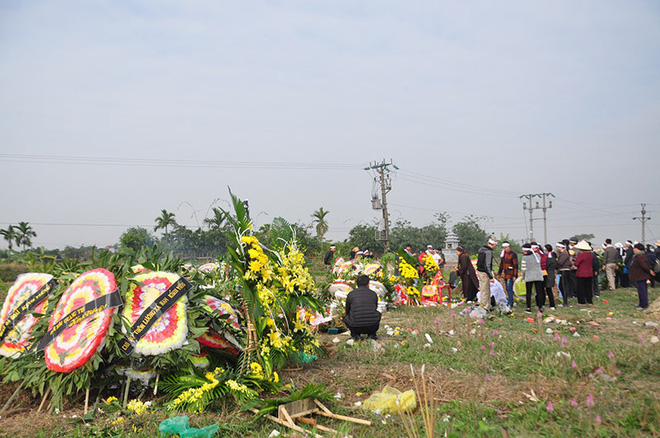 Vụ 8 cán bộ xã tử vong: Đắp mộ người này chưa xong phải chạy tắt đồng đưa người khác
