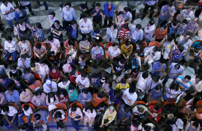 Video ảnh: Hàng nghìn người ngồi vật vờ lúc nửa đêm ở sân bay Tân Sơn Nhất đón Việt kiều về quê ăn Tết Kỷ Hợi 2019 Video ảnh: Hàng nghìn người ngồi vật vờ lúc nửa đêm ở sân bay Tân Sơn Nhất đón Việt kiều về quê ăn Tết Kỷ Hợi 2019
