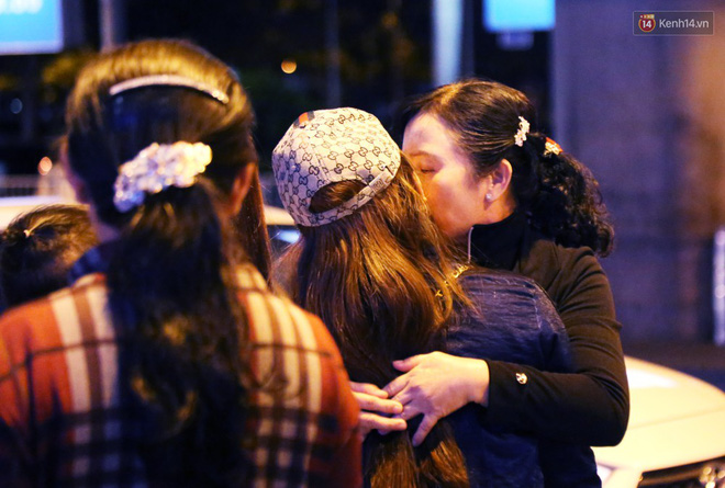 Video ảnh: Hàng nghìn người ngồi vật vờ lúc nửa đêm ở sân bay Tân Sơn Nhất đón Việt kiều về quê ăn Tết Kỷ Hợi 2019