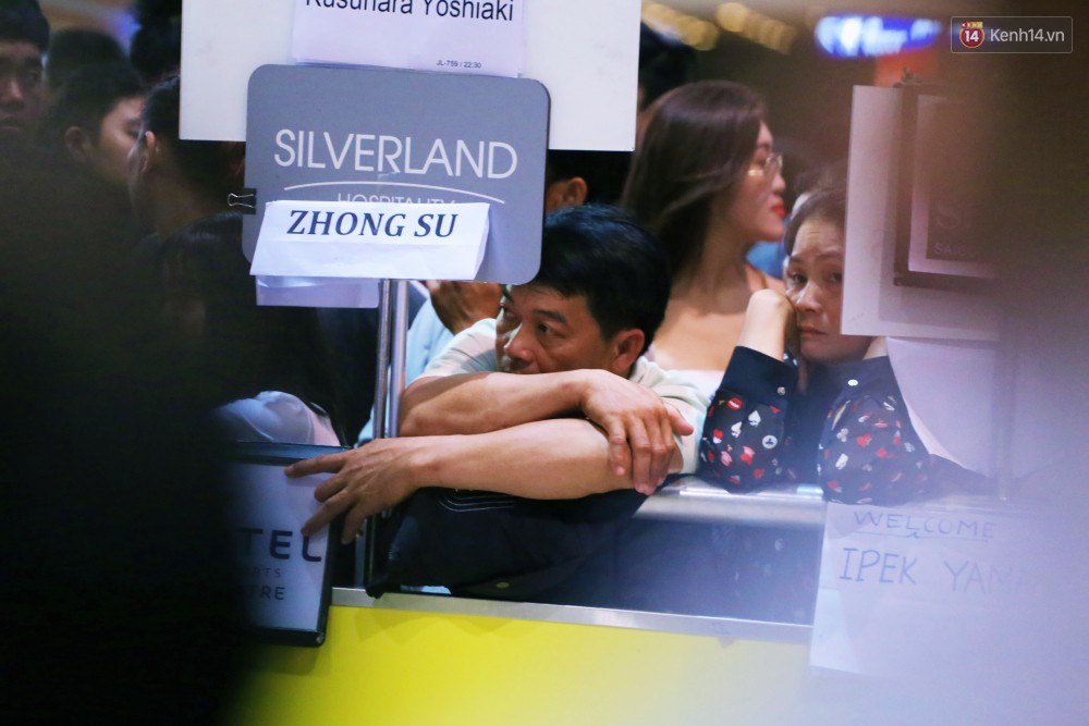 Video ảnh: Hàng nghìn người ngồi vật vờ lúc nửa đêm ở sân bay Tân Sơn Nhất đón Việt kiều về quê ăn Tết Kỷ Hợi 2019