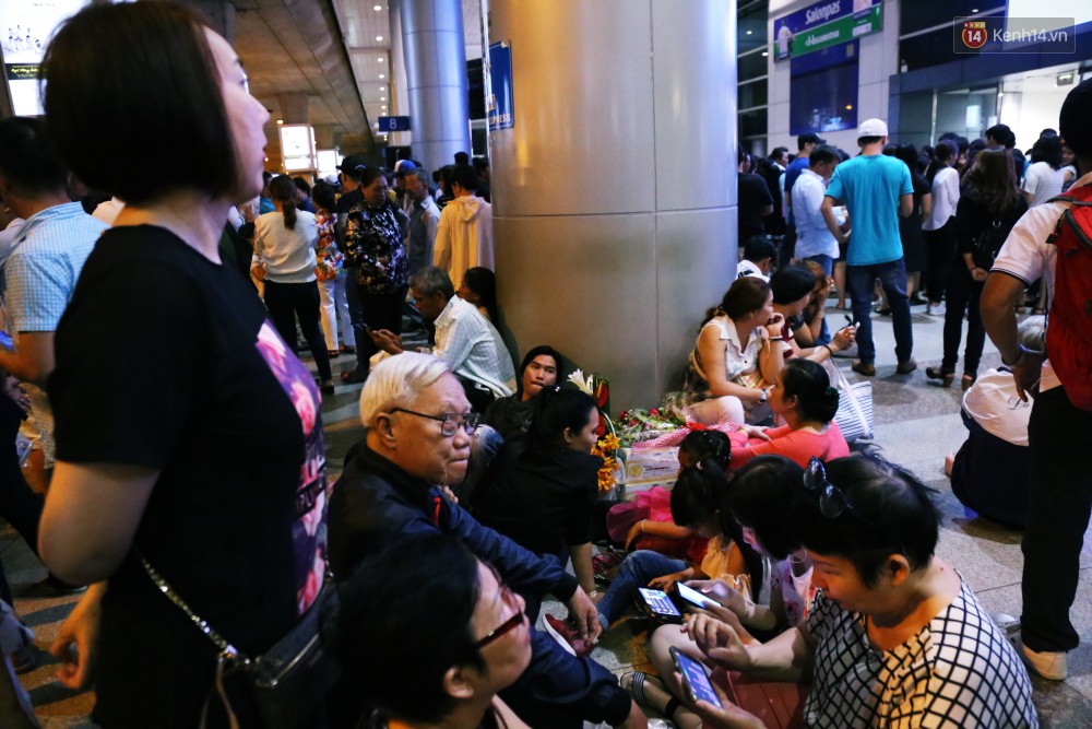 Video ảnh: Hàng nghìn người ngồi vật vờ lúc nửa đêm ở sân bay Tân Sơn Nhất đón Việt kiều về quê ăn Tết Kỷ Hợi 2019