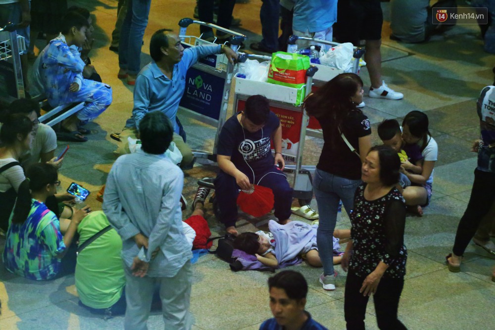 Video ảnh: Hàng nghìn người ngồi vật vờ lúc nửa đêm ở sân bay Tân Sơn Nhất đón Việt kiều về quê ăn Tết Kỷ Hợi 2019