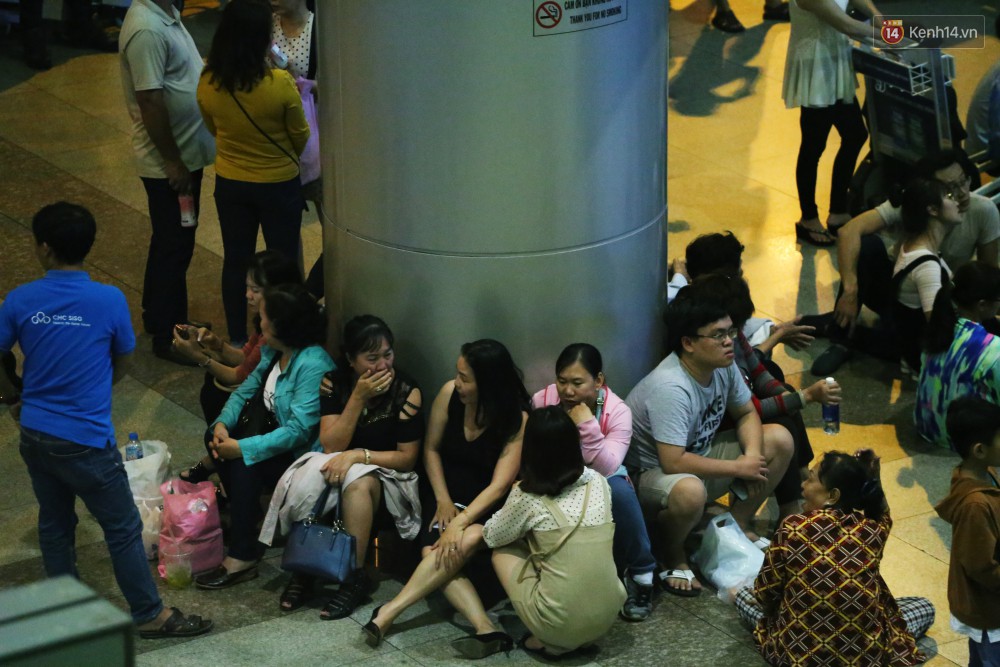 Video ảnh: Hàng nghìn người ngồi vật vờ lúc nửa đêm ở sân bay Tân Sơn Nhất đón Việt kiều về quê ăn Tết Kỷ Hợi 2019