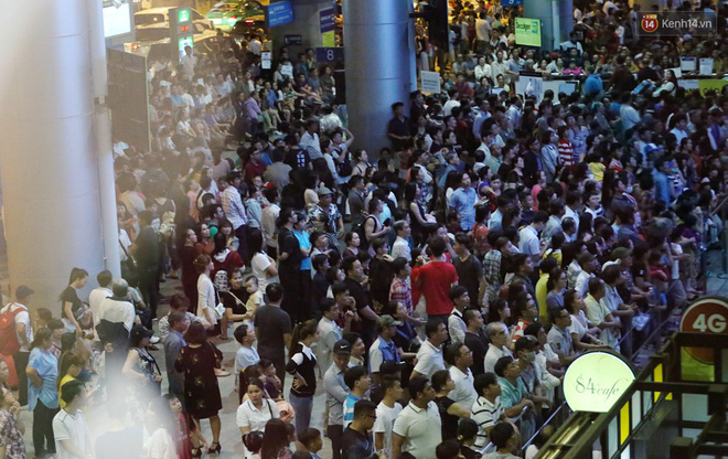 Video ảnh: Hàng nghìn người ngồi vật vờ lúc nửa đêm ở sân bay Tân Sơn Nhất đón Việt kiều về quê ăn Tết Kỷ Hợi 2019