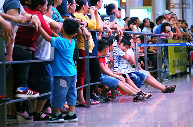 Video ảnh: Hàng nghìn người ngồi vật vờ lúc nửa đêm ở sân bay Tân Sơn Nhất đón Việt kiều về quê ăn Tết Kỷ Hợi 2019 Video ảnh: Hàng nghìn người ngồi vật vờ lúc nửa đêm ở sân bay Tân Sơn Nhất đón Việt kiều về quê ăn Tết Kỷ Hợi 2019