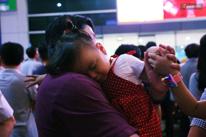 Video ảnh: Hàng nghìn người ngồi vật vờ lúc nửa đêm ở sân bay Tân Sơn Nhất đón Việt kiều về quê ăn Tết Kỷ Hợi 2019